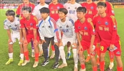 华体会官方网站入口-徐州vs宿迁赛后，江苏常晋球员合影，苗润东、张桐瑞交换球衣