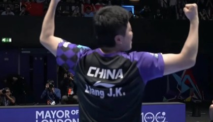 全场沸腾 29岁梁靖崑惊天逆转：失2追3打懵法国名将 丢拍疯狂呐喊